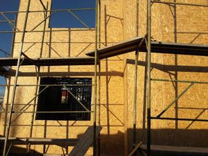 Modèle de maison à l'étape de revêtement extérieur avec des panneaux OSB de 15 mm thumbnail