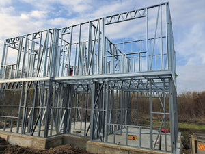 Modèle de maison de 155 mètres carrés avec montage de la structure métallique à l'étage thumbnail