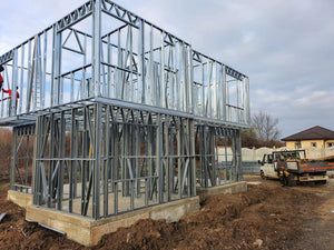 Modèle de maison de 155 mètres carrés avec montage de la structure métallique à l'étage thumbnail