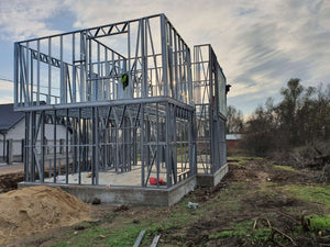Modèle de maison de 155 mètres carrés avec montage de la structure métallique à l'étage thumbnail