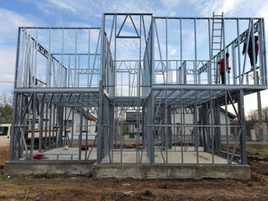 Modèle de maison de 155 mètres carrés avec montage de la structure métallique à l'étage thumbnail