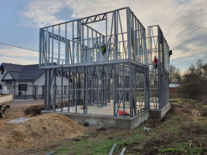 Modèle de maison de 155 mètres carrés avec montage de la structure métallique à l'étage thumbnail