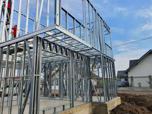 Modèle de maison de 155 mètres carrés avec montage de la structure métallique à l'étage thumbnail