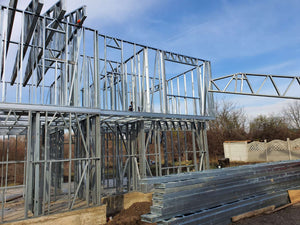 Modèle de maison de 155 mètres carrés avec montage de la structure métallique à l'étage thumbnail
