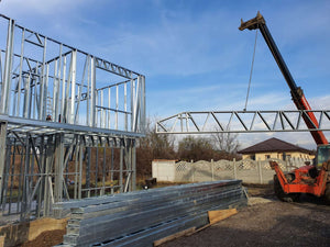 Modèle de maison de 155 mètres carrés avec montage de la structure métallique à l'étage thumbnail