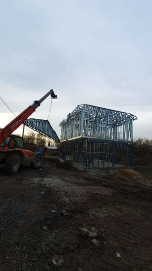 Modèle de maison de 155 mètres carrés avec montage de la structure métallique à l'étage thumbnail