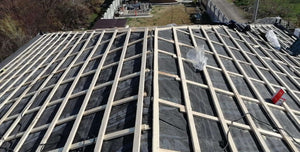 Montage de la toiture pour le projet de maison sur structure métallique de 155 mètres carrés thumbnail