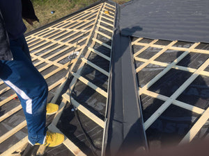 Montage de la toiture pour le projet de maison sur structure métallique de 155 mètres carrés thumbnail