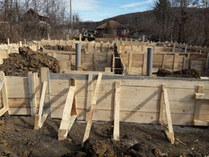 Montage de l'armature et du coffrage des poutres de fondation pour la pension agrotouristique thumbnail
