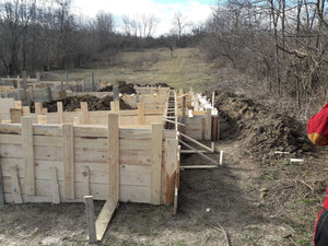 Montage de l'armature et du coffrage des poutres de fondation pour la pension agrotouristique thumbnail