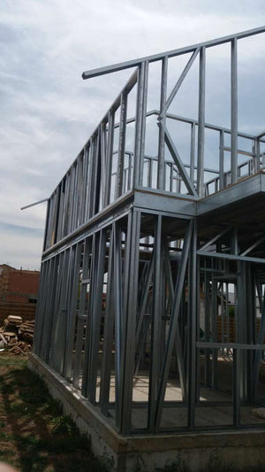 Montage de 2 maisons sur structure métallique à Magurele, totalisant 280 mètres carrés thumbnail