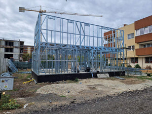 Montage de l'étage pour un projet de maison avec une structure métallique légère à rez-de-chaussée et étage thumbnail