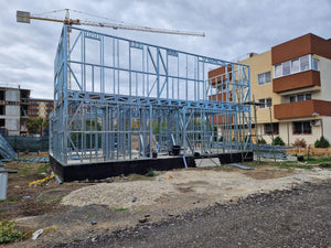 Montage de l'étage pour un projet de maison avec une structure métallique légère à rez-de-chaussée et étage thumbnail