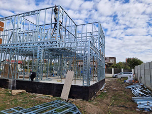 Montage de l'étage pour un projet de maison avec une structure métallique légère à rez-de-chaussée et étage thumbnail