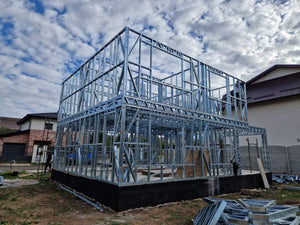 Montage de l'étage pour un projet de maison avec une structure métallique légère à rez-de-chaussée et étage thumbnail