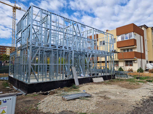 Montage de l'étage pour un projet de maison avec une structure métallique légère à rez-de-chaussée et étage thumbnail