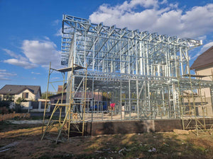 Montage de l'étage pour un projet de maison avec une structure métallique légère à rez-de-chaussée et étage thumbnail