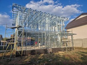 Montage de l'étage pour un projet de maison avec une structure métallique légère à rez-de-chaussée et étage thumbnail