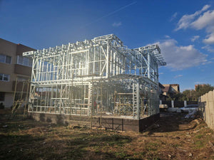 Montage de l'étage pour un projet de maison avec une structure métallique légère à rez-de-chaussée et étage thumbnail