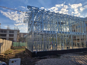 Montage de l'étage pour un projet de maison avec une structure métallique légère à rez-de-chaussée et étage thumbnail