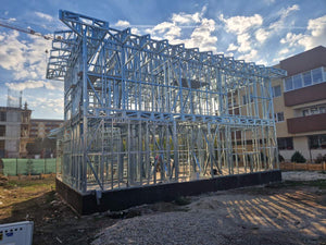 Montage de l'étage pour un projet de maison avec une structure métallique légère à rez-de-chaussée et étage thumbnail