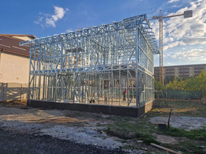 Montage de l'étage pour un projet de maison avec une structure métallique légère à rez-de-chaussée et étage thumbnail