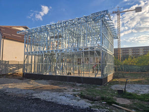 Montage de l'étage pour un projet de maison avec une structure métallique légère à rez-de-chaussée et étage thumbnail