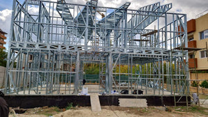 Montage de l'étage pour un projet de maison avec une structure métallique légère à rez-de-chaussée et étage thumbnail