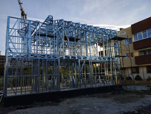 Montage de l'étage pour un projet de maison avec une structure métallique légère à rez-de-chaussée et étage thumbnail