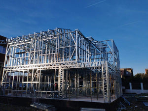 Montage de l'étage pour un projet de maison avec une structure métallique légère à rez-de-chaussée et étage thumbnail
