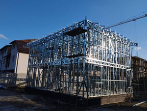 Montage de l'étage pour un projet de maison avec une structure métallique légère à rez-de-chaussée et étage thumbnail