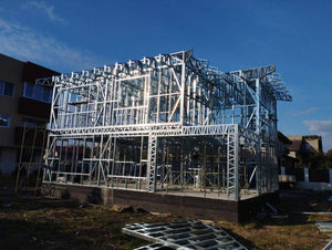 Montage de l'étage pour un projet de maison avec une structure métallique légère à rez-de-chaussée et étage thumbnail