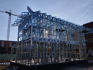 Montage de l'étage pour un projet de maison avec une structure métallique légère à rez-de-chaussée et étage thumbnail