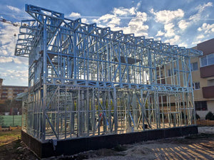 Montage de l'étage pour un projet de maison avec une structure métallique légère à rez-de-chaussée et étage thumbnail