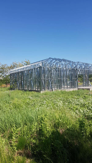 Montage de fermes métalliques pour le toit d'un projet de maison à Snagov de 320 mètres carrés thumbnail