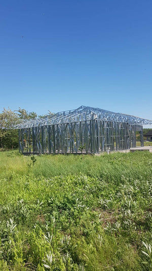 Montage de fermes métalliques pour le toit d'un projet de maison à Snagov de 320 mètres carrés thumbnail