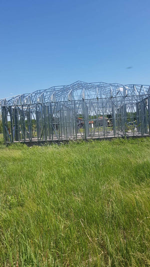 Montage de fermes métalliques pour le toit d'un projet de maison à Snagov de 320 mètres carrés thumbnail