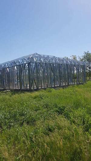 Montage de fermes métalliques pour le toit d'un projet de maison à Snagov de 320 mètres carrés thumbnail