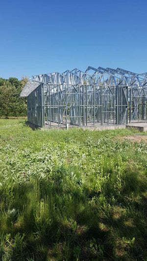 Montage de fermes métalliques pour le toit d'un projet de maison à Snagov de 320 mètres carrés thumbnail