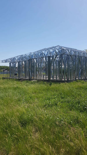 Montage de fermes métalliques pour le toit d'un projet de maison à Snagov de 320 mètres carrés thumbnail