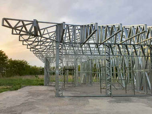 Montage de fermes métalliques pour le toit d'un projet de maison à Snagov de 320 mètres carrés thumbnail