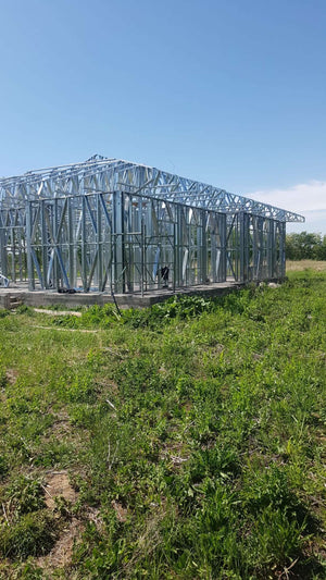 Montage de fermes métalliques pour le toit d'un projet de maison à Snagov de 320 mètres carrés thumbnail