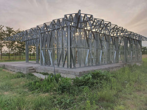 Montage de fermes métalliques pour le toit d'un projet de maison à Snagov de 320 mètres carrés thumbnail