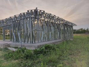 Montage de fermes métalliques pour le toit d'un projet de maison à Snagov de 320 mètres carrés thumbnail
