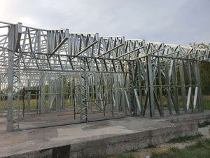 Montage de fermes métalliques pour le toit d'un projet de maison à Snagov de 320 mètres carrés thumbnail