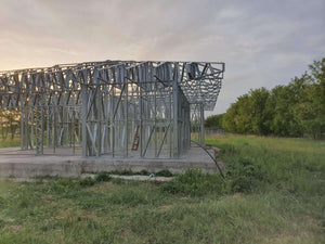 Montage de fermes métalliques pour le toit d'un projet de maison à Snagov de 320 mètres carrés thumbnail