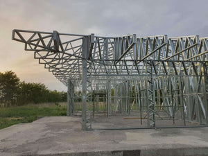 Montage de fermes métalliques pour le toit d'un projet de maison à Snagov de 320 mètres carrés thumbnail