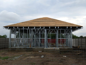Montage de fermes métalliques pour le toit et l'ossature pour le projet de maison de 120 mètres carrés à Braila thumbnail