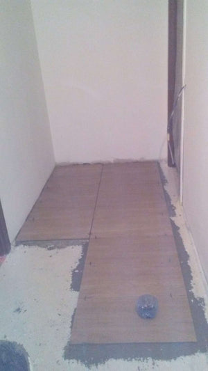 Montage de finitions, apprêt et réparations pour les murs et les plafonds du projet de maison à Domnesti thumbnail