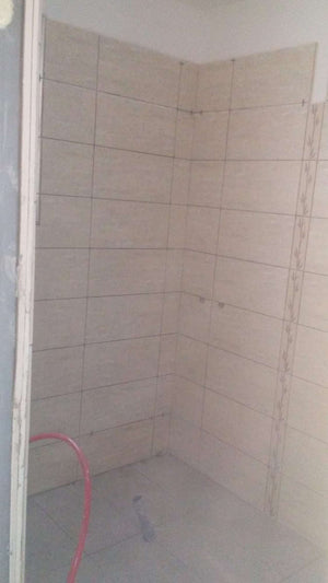 Montage de finitions, apprêt et réparations pour les murs et les plafonds du projet de maison à Domnesti thumbnail